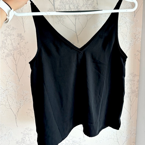 Black thin strapped flowy tank top - Picture 3 of 3
